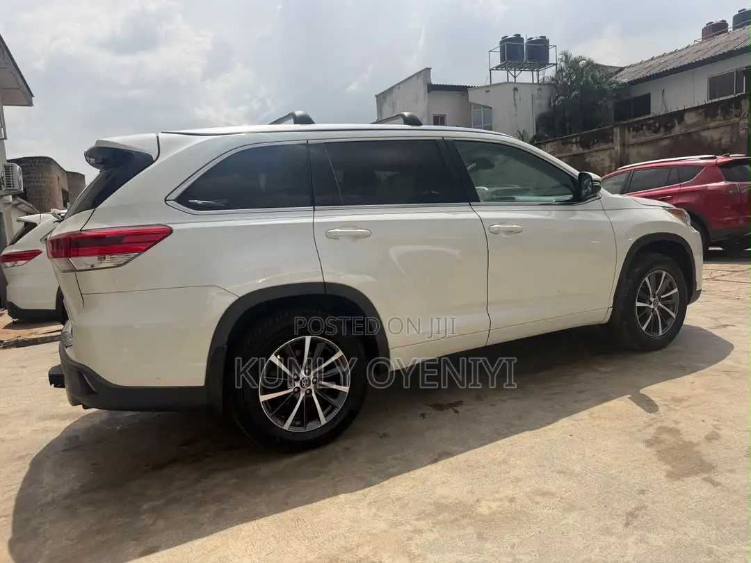 Toyota Highlander XLE 4x2 V6 (3.5L 6cyl 8A) 2018 White