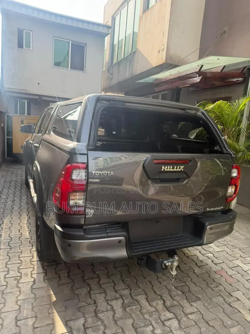 Toyota Hilux 2025 Gray