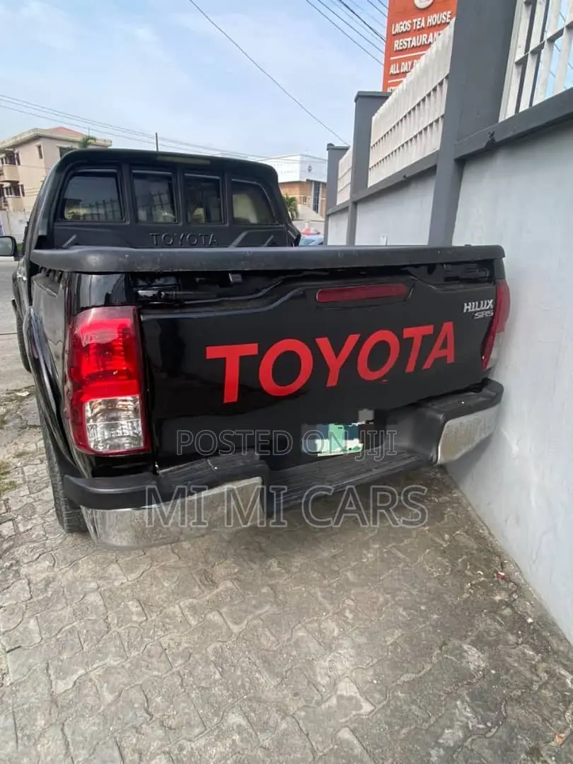 Toyota Hilux SR5 2015 Black