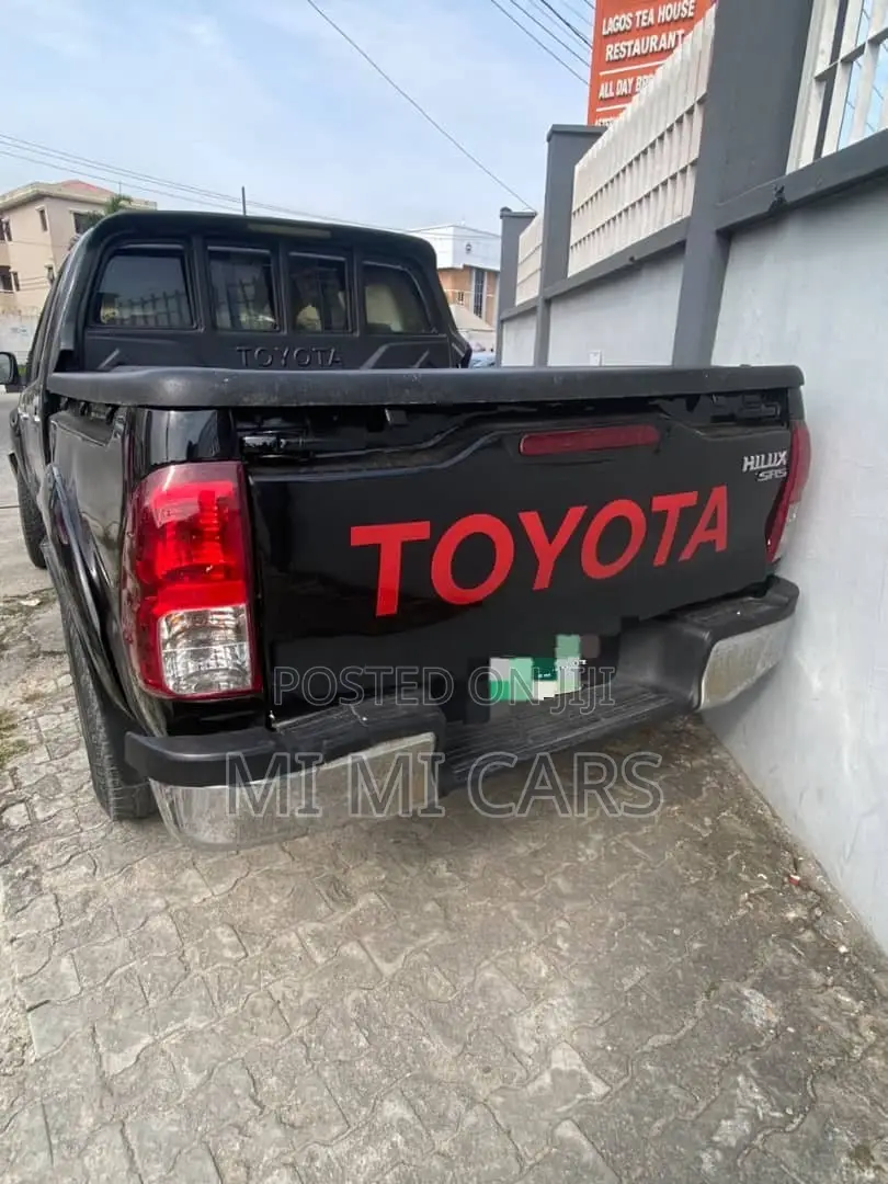 Toyota Hilux SR5 2015 Black