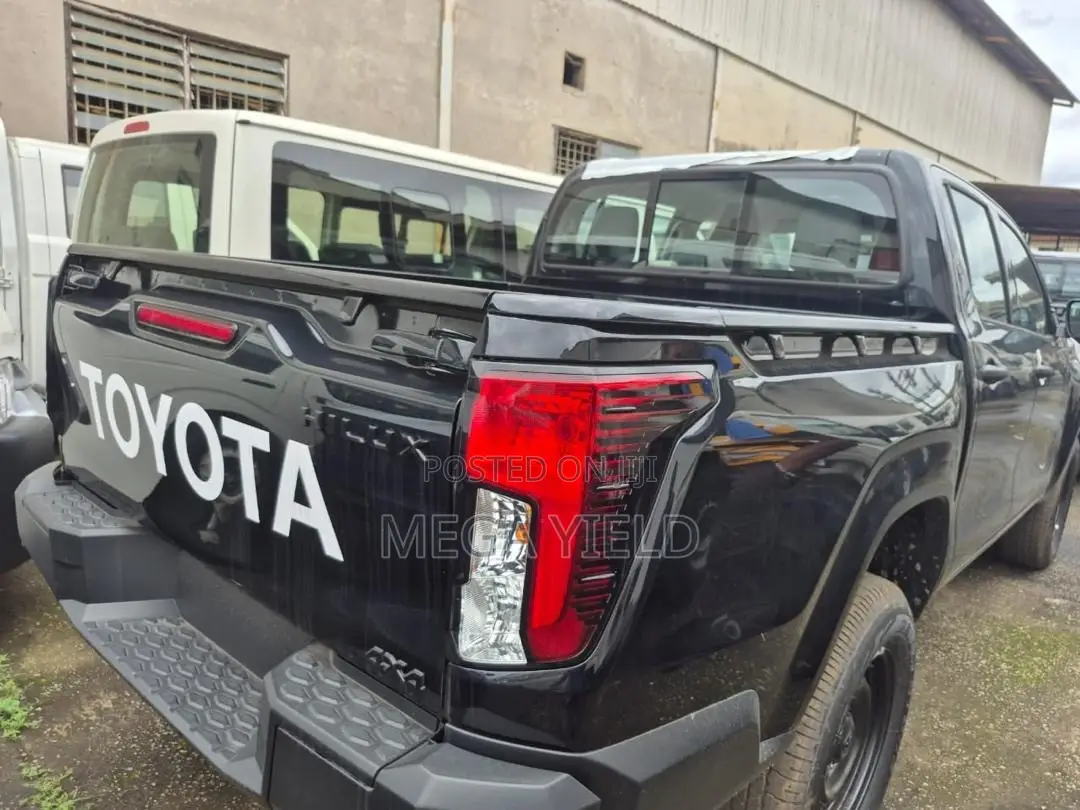New Toyota Hilux 2026 Black