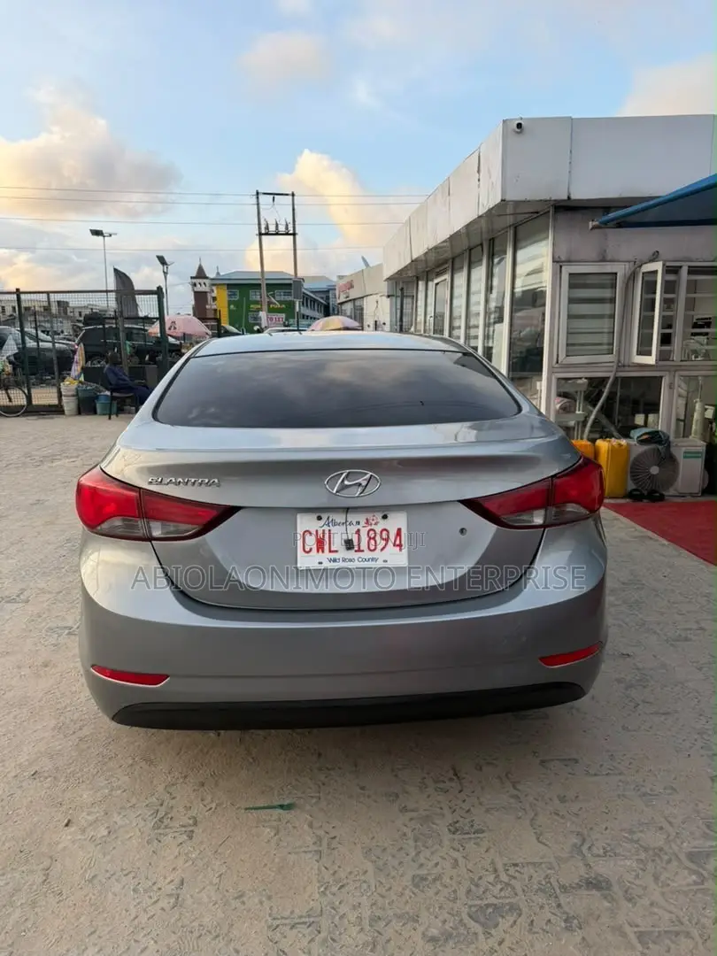 Hyundai Elantra SE Sedan FWD (1.8L 4cyl 6M) 2016 Brown