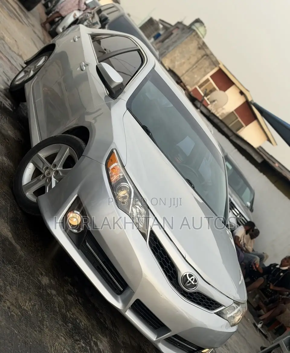 Toyota Camry SE 4dr Sedan (2.5L 4cyl 6A) 2013 Silver