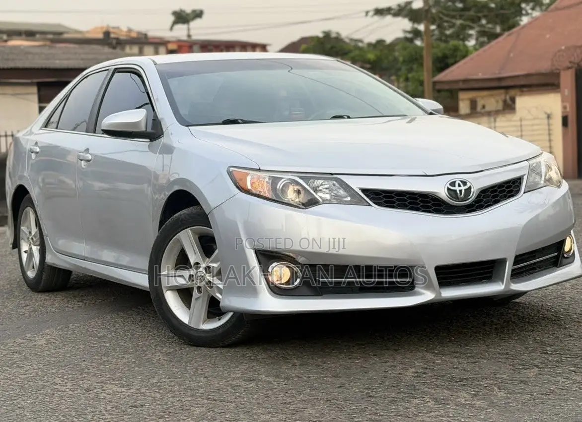 Toyota Camry SE 4dr Sedan (2.5L 4cyl 6A) 2013 Silver