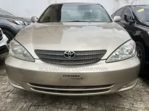 Toyota Camry XLE V6 4dr Sedan (3.0L 6cyl 4A) 2003 Gold