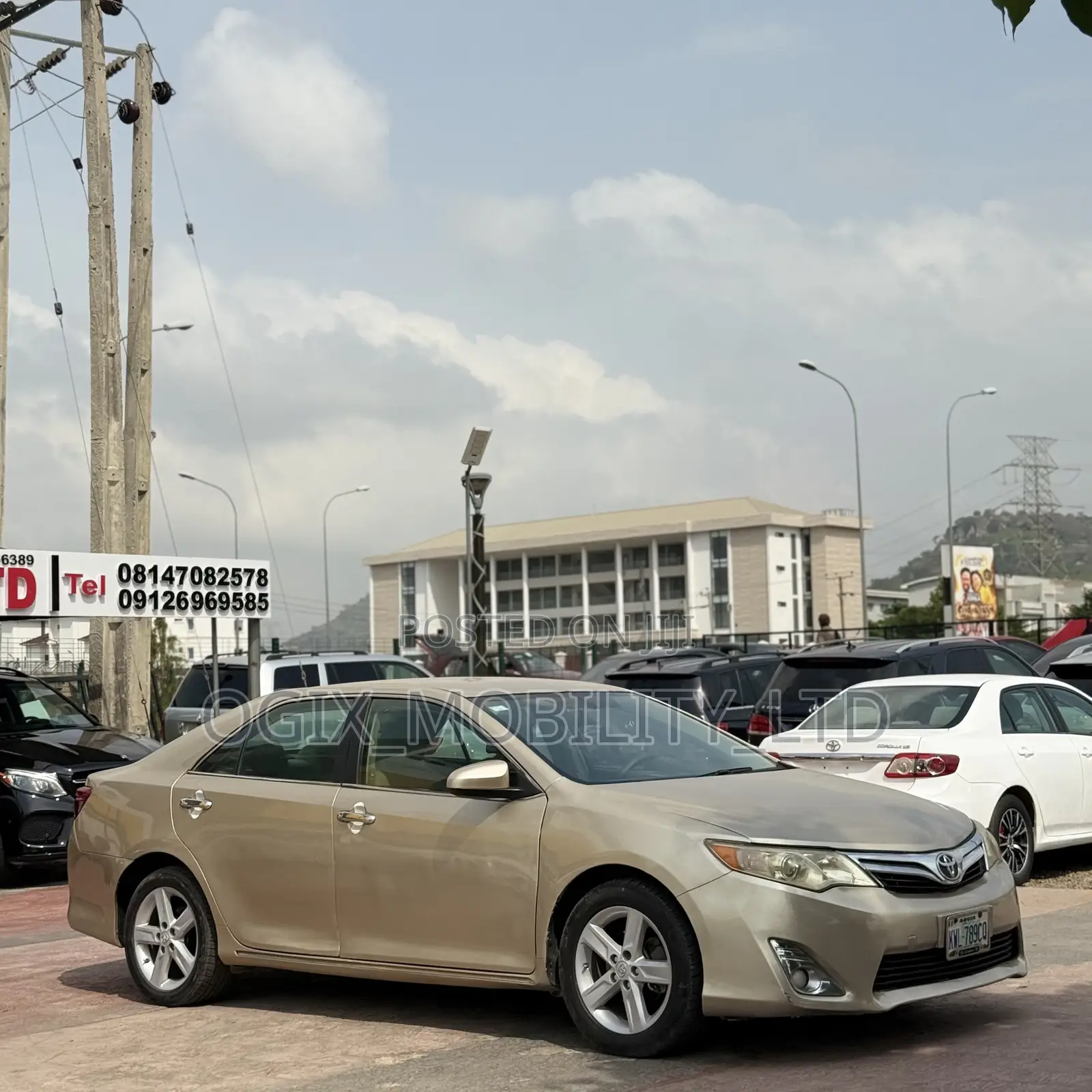 Toyota Camry LE 4dr Sedan (2.5L 4cyl 6A) 2012 Gold