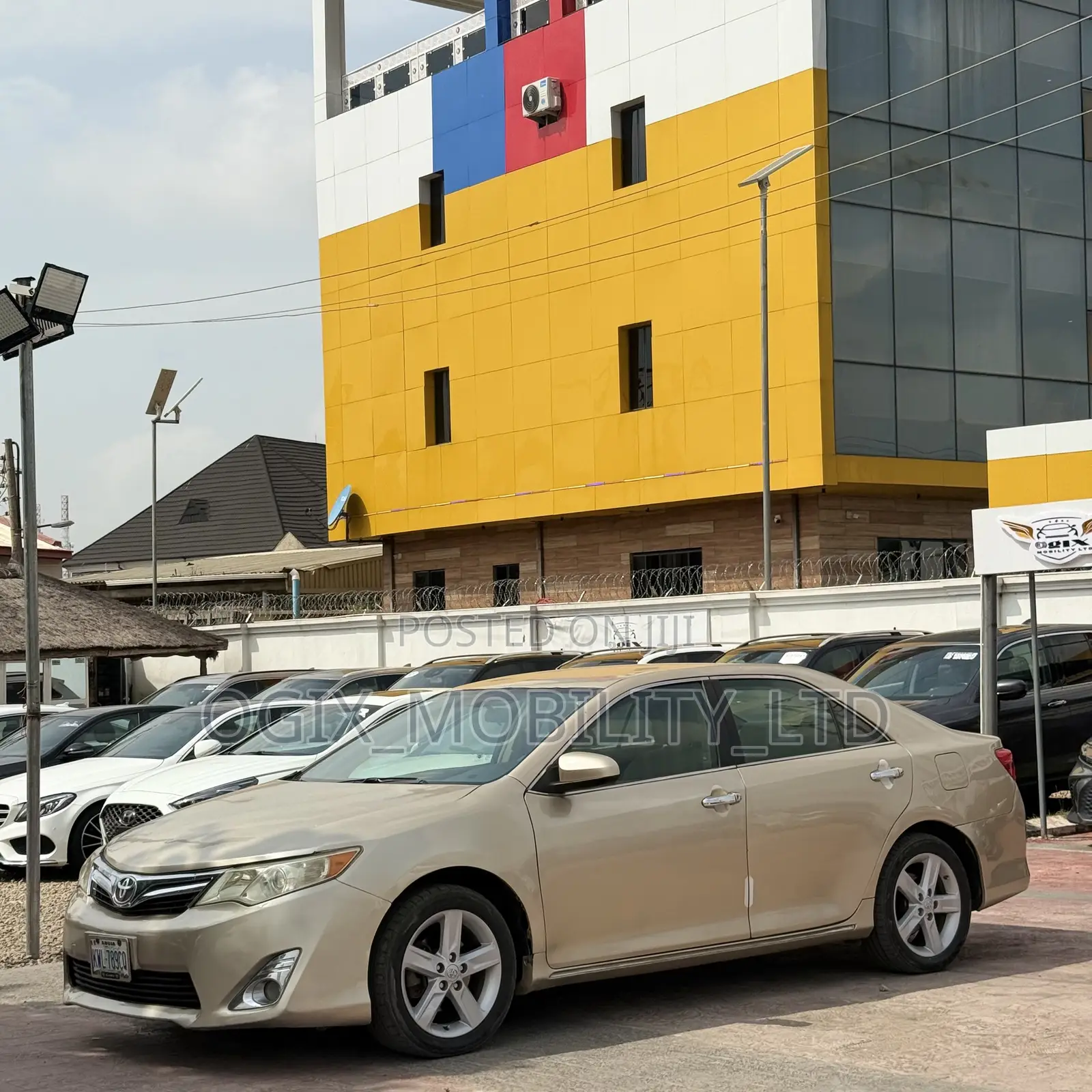Toyota Camry LE 4dr Sedan (2.5L 4cyl 6A) 2012 Gold