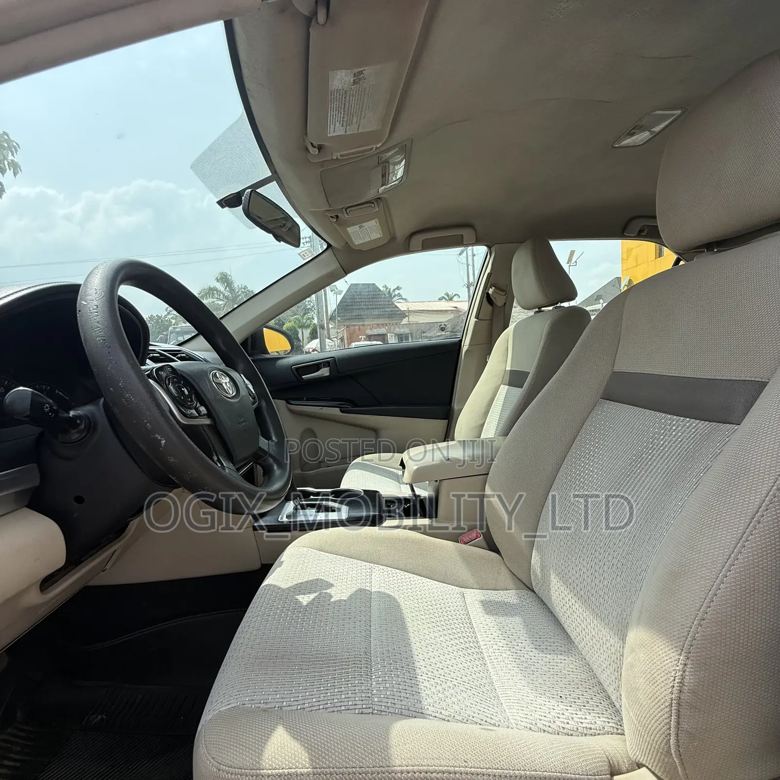 Toyota Camry LE 4dr Sedan (2.5L 4cyl 6A) 2012 Gold