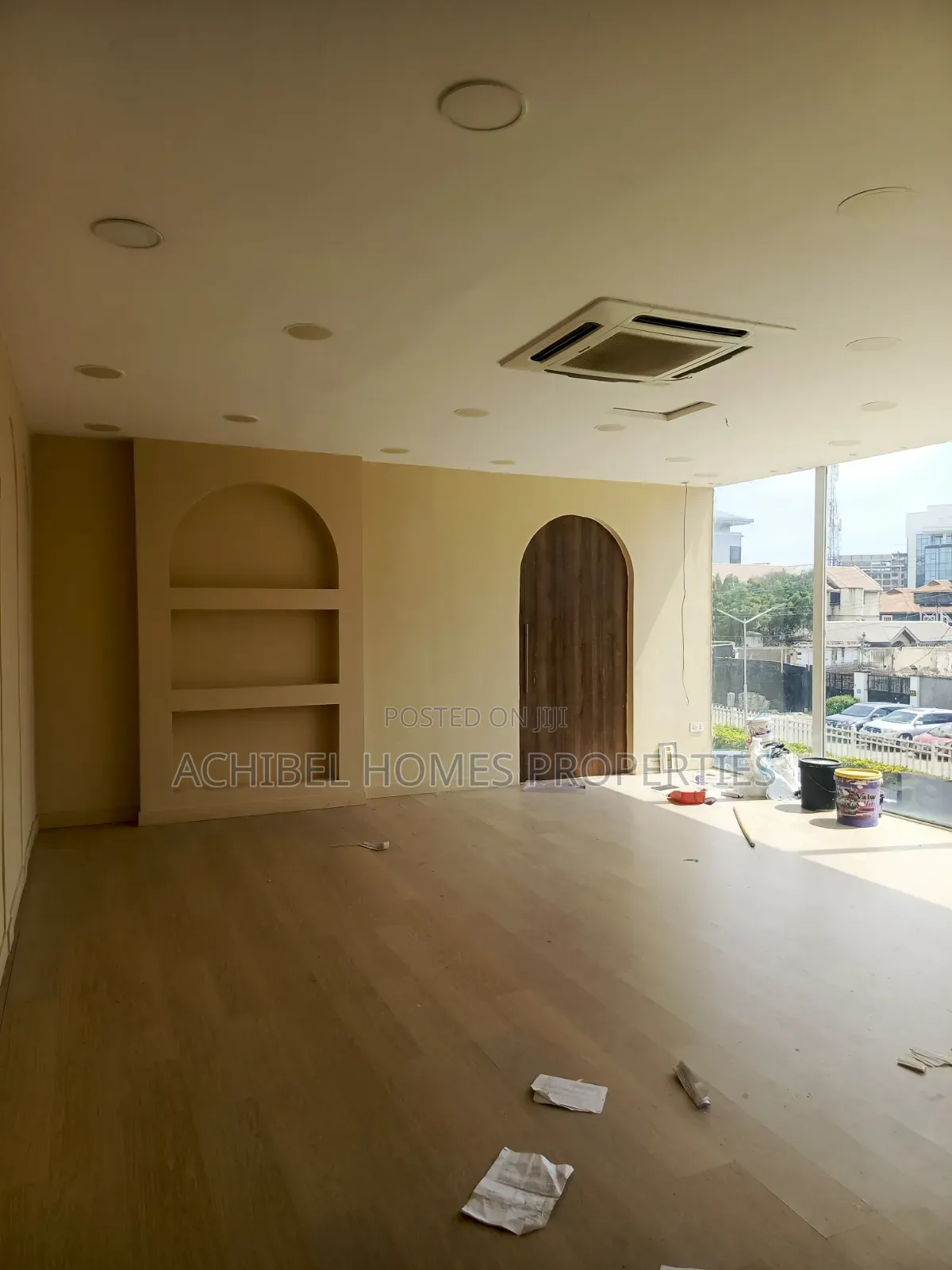 A 35 Square Meter Shop Space on the Admiralty Way