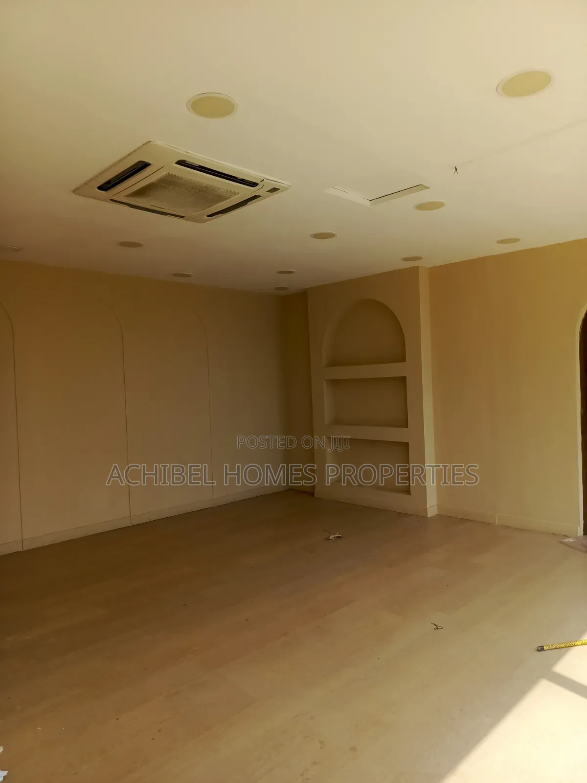 A 35 Square Meter Shop Space on the Admiralty Way