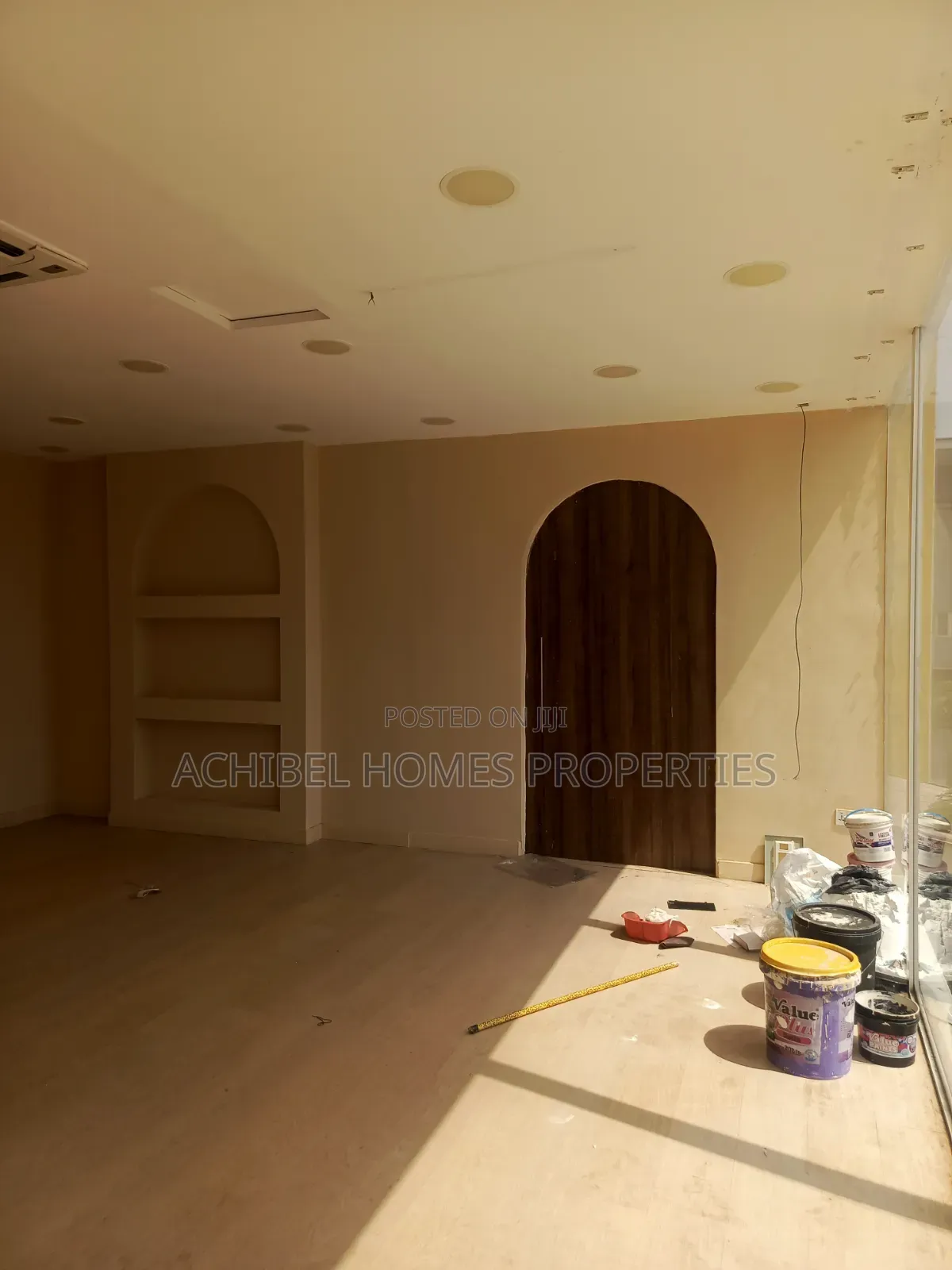 A 35 Square Meter Shop Space on the Admiralty Way