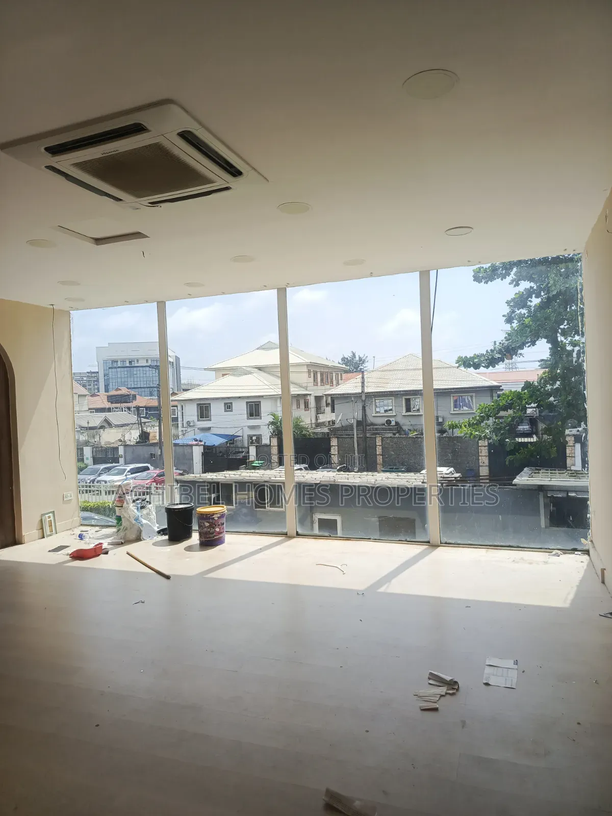 A 35 Square Meter Shop Space on the Admiralty Way