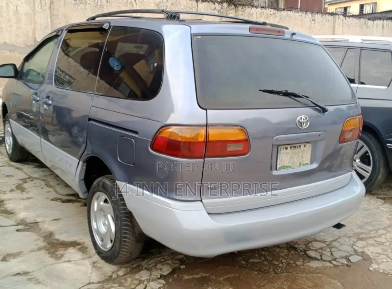 Toyota Sienna 2002