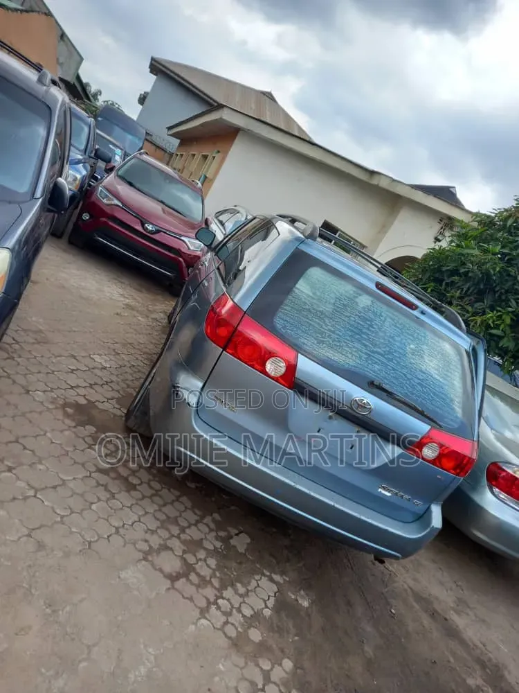 Toyota Sienna 2005 Blue