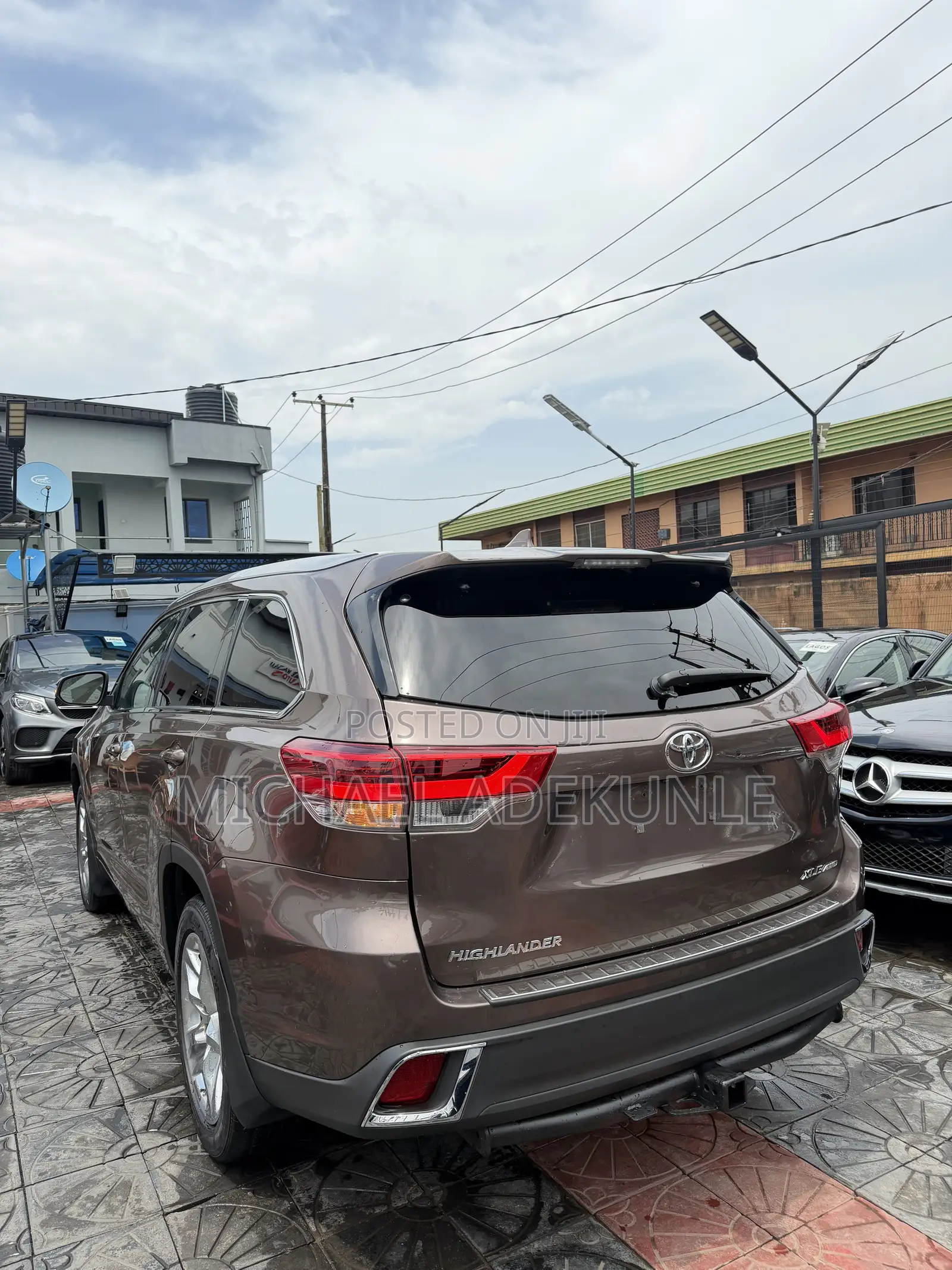 Toyota Highlander XLE 4x4 V6 (3.5L 6cyl 8A) 2017 Gray