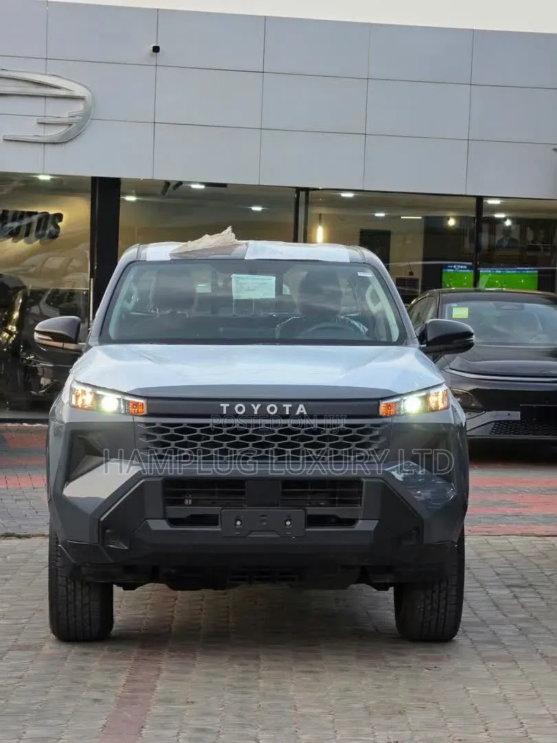 New Toyota Hilux 2026 Gray