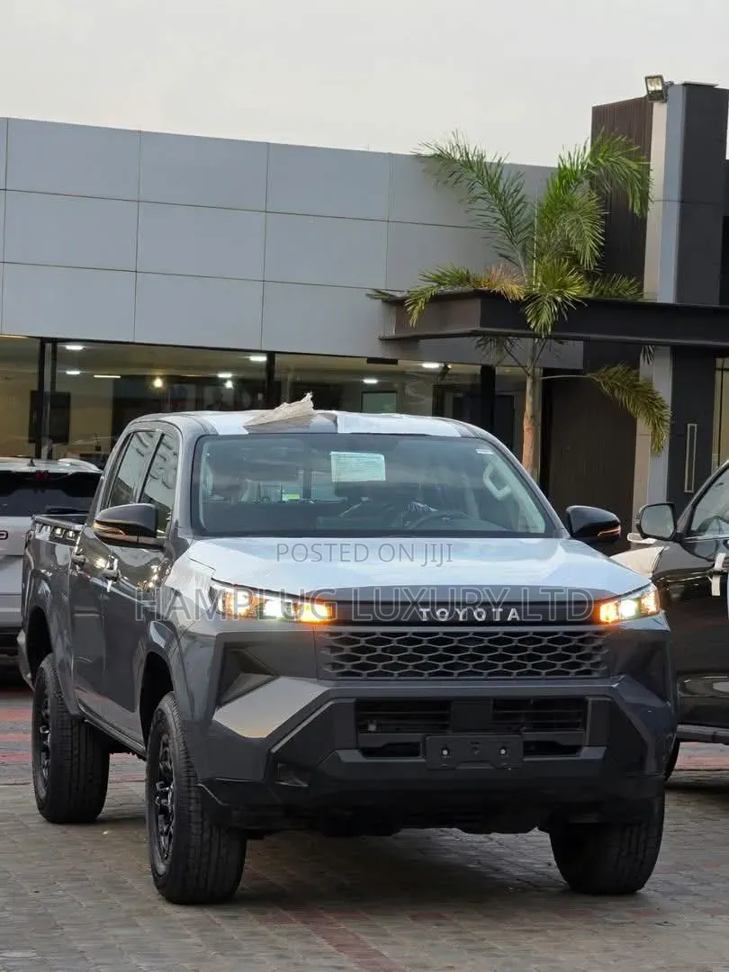 New Toyota Hilux 2026 Gray