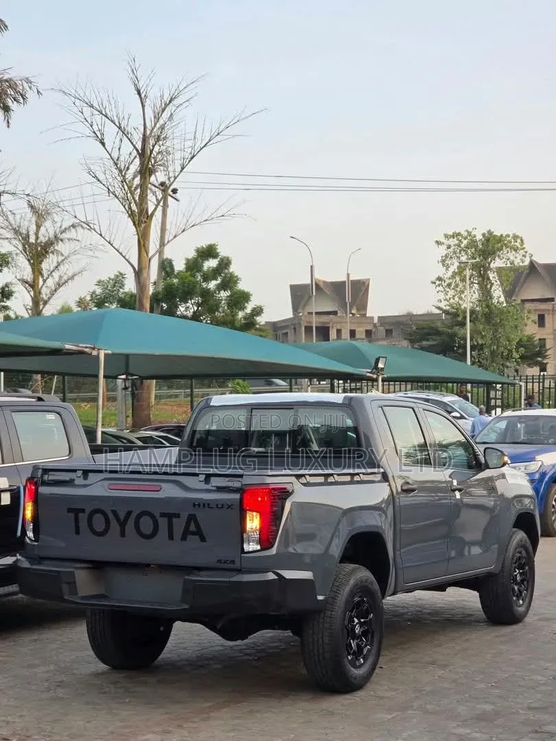 New Toyota Hilux 2026 Gray