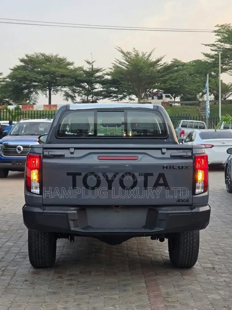 New Toyota Hilux 2026 Gray