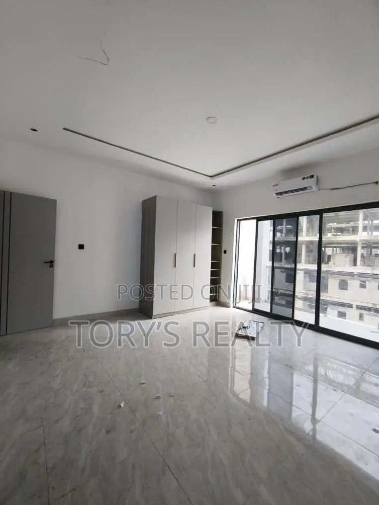 3bdrm Apartment in Lekki Phase 1 for rent