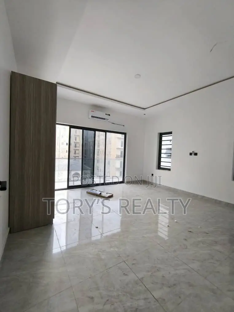 3bdrm Apartment in Lekki Phase 1 for rent