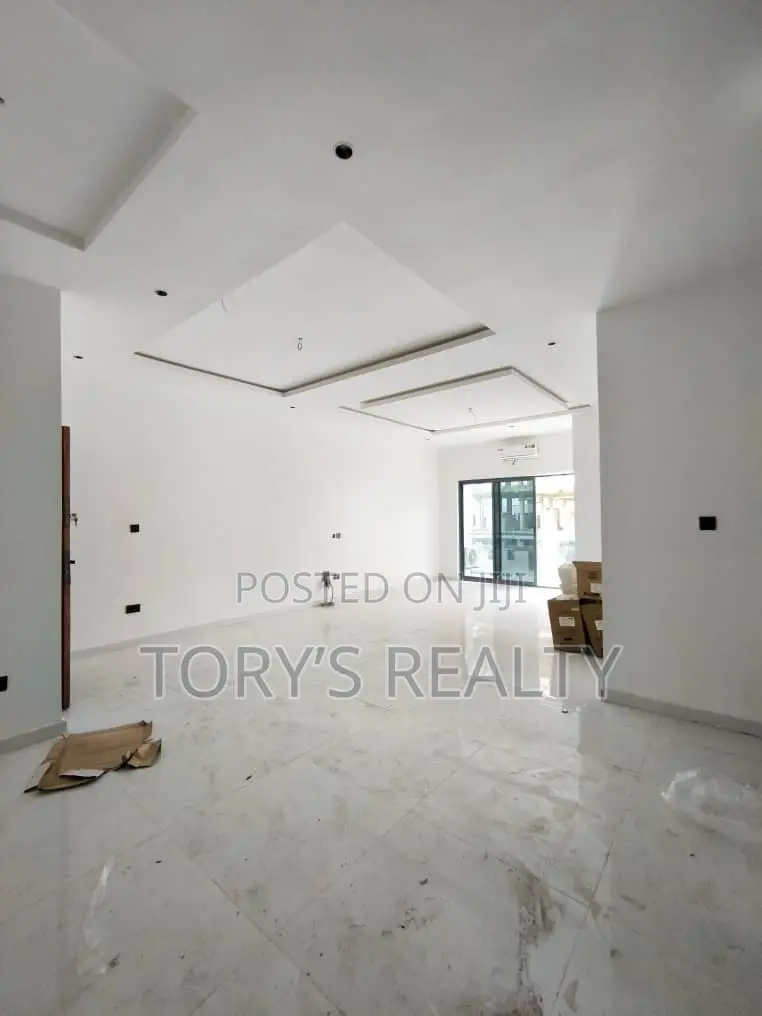 3bdrm Apartment in Lekki Phase 1 for rent