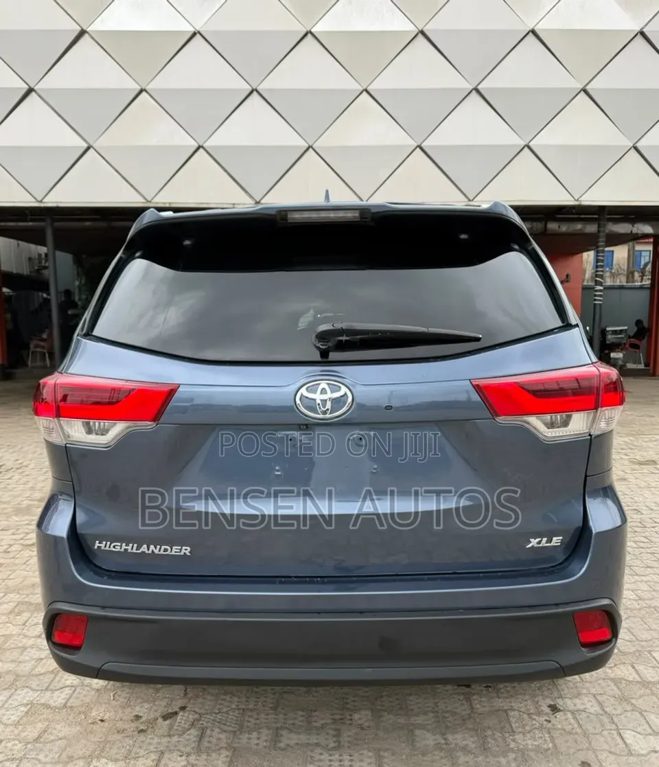 Toyota Highlander LE Plus 4x4 V6 (3.5L 6cyl 8A) 2017 Blue