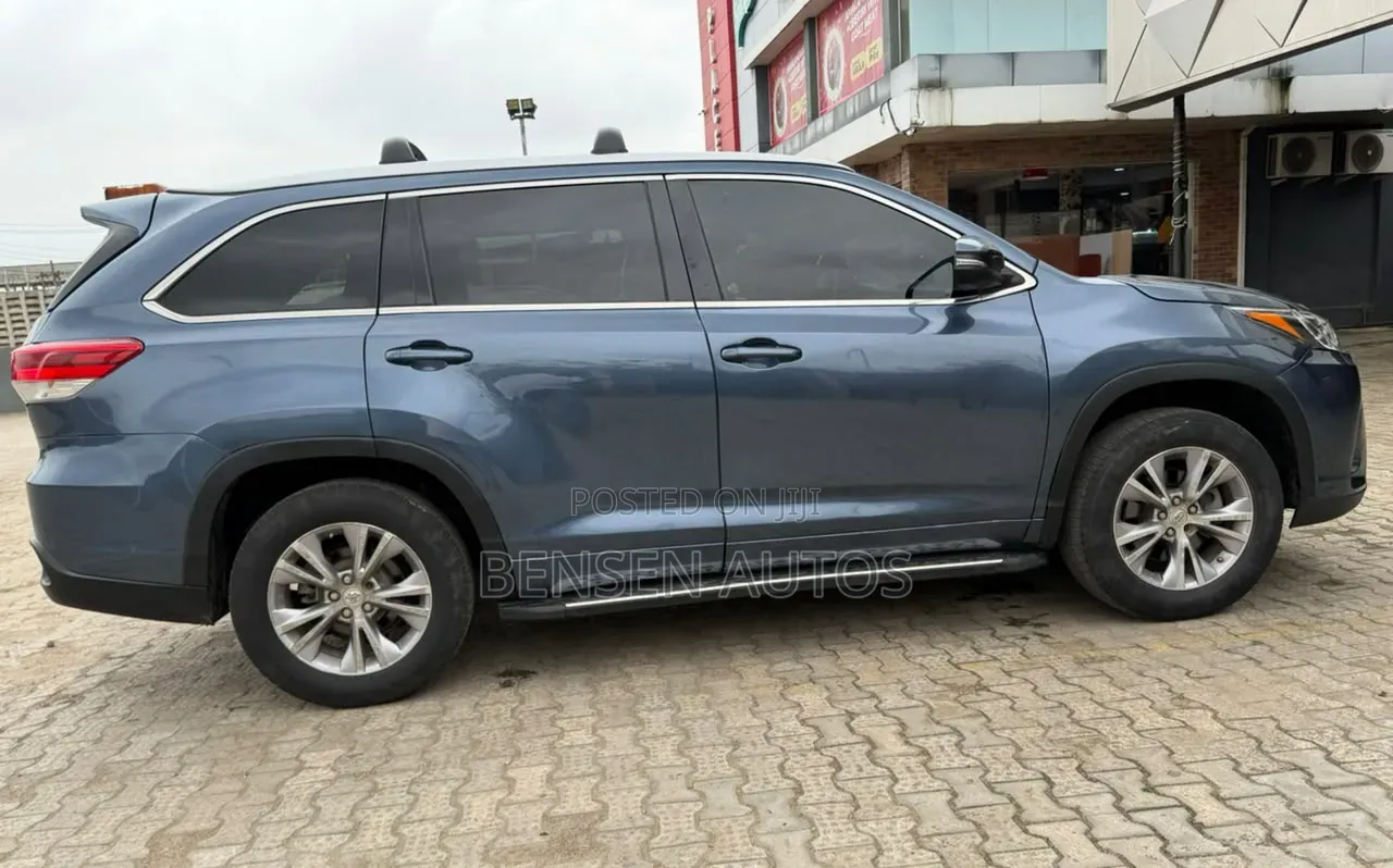 Toyota Highlander LE Plus 4x4 V6 (3.5L 6cyl 8A) 2017 Blue