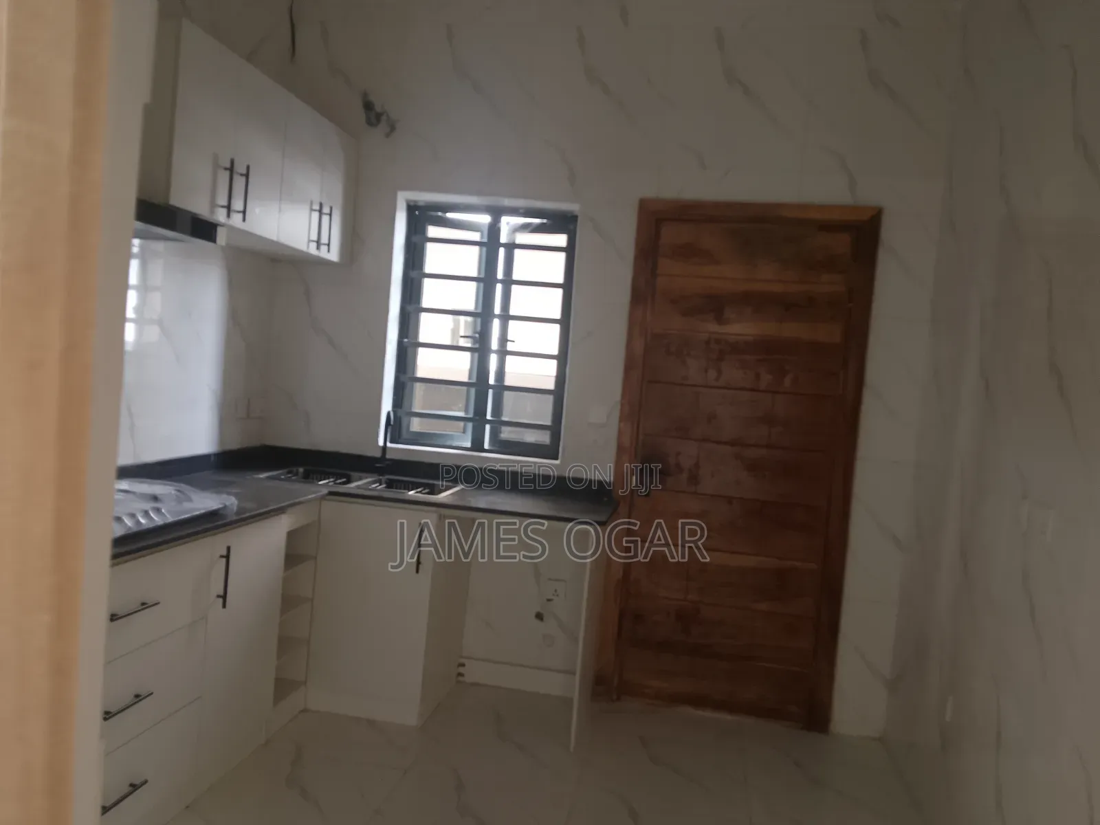 4bdrm Duplex in Chevron Drive for sale