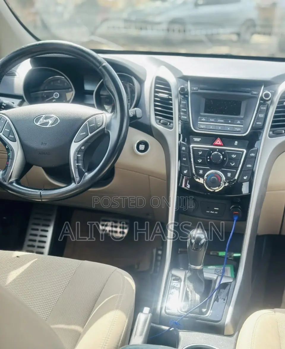 Hyundai Elantra 2016 Red