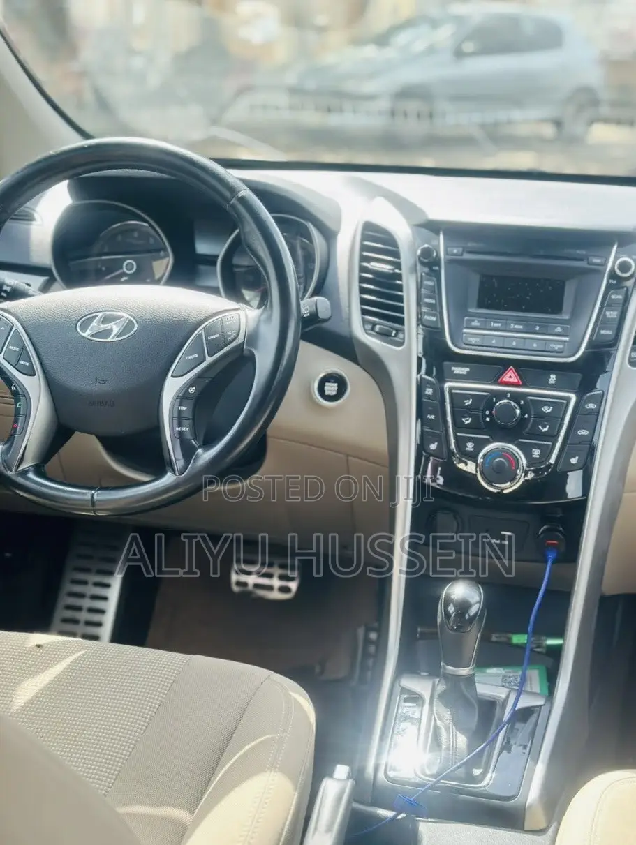 Hyundai Elantra 2016 Red