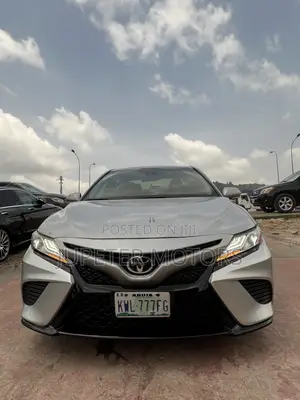Toyota Camry SE FWD (2.5L 4cyl 8AM) 2018 Silver