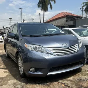 Toyota Sienna XLE 7-Passenger 4dr Minivan AWD (3.5L 6cyl 6A) 2015 Blue