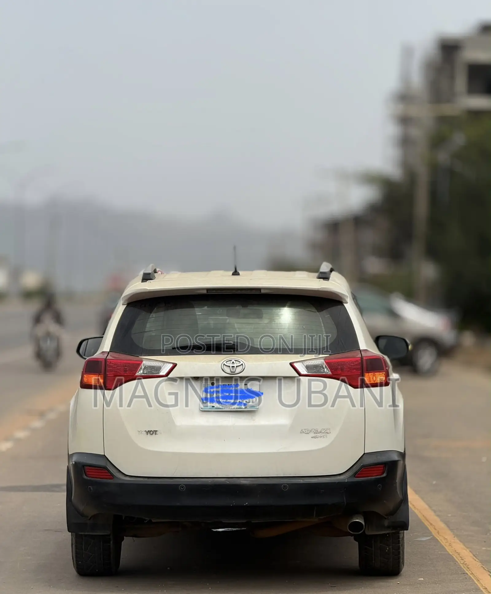 Toyota RAV4 XLE 4dr SUV (2.5L 4cyl 6A) 2014 White