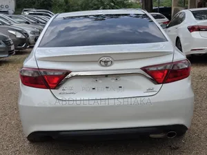 Toyota Camry SE w/Special Edition Pkg (2.5L 4cyl 6A) 2016 White