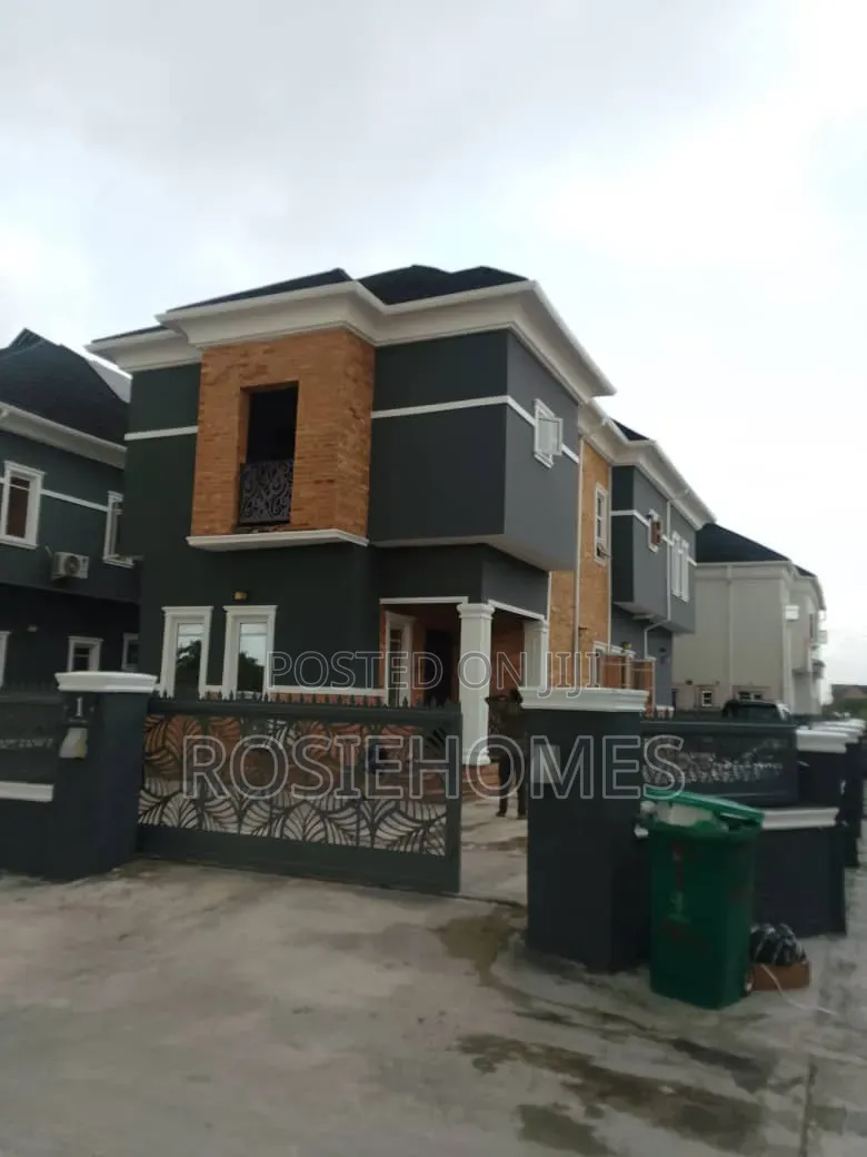 4bdrm Duplex in Fare Park, Sangotedo for rent