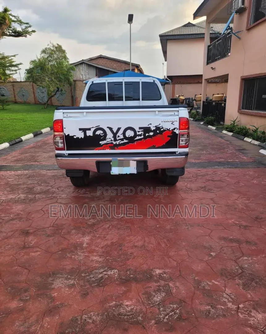 Toyota Hilux SR 4x4 2014 White