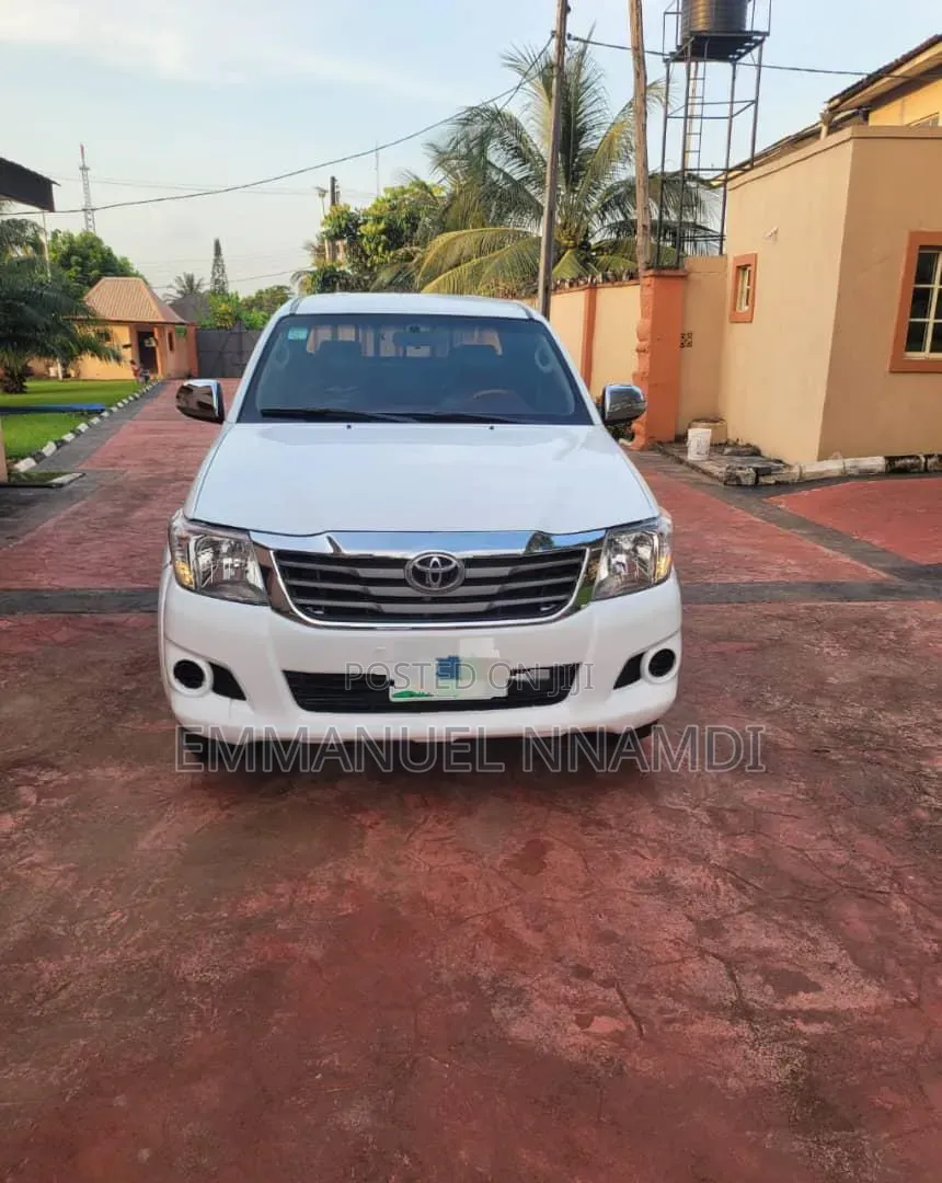 Toyota Hilux SR 4x4 2014 White