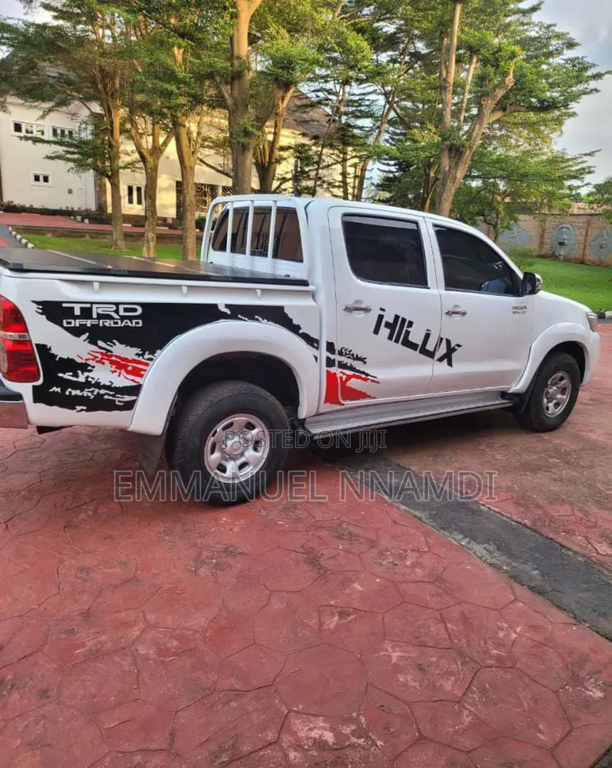 Toyota Hilux SR 4x4 2014 White