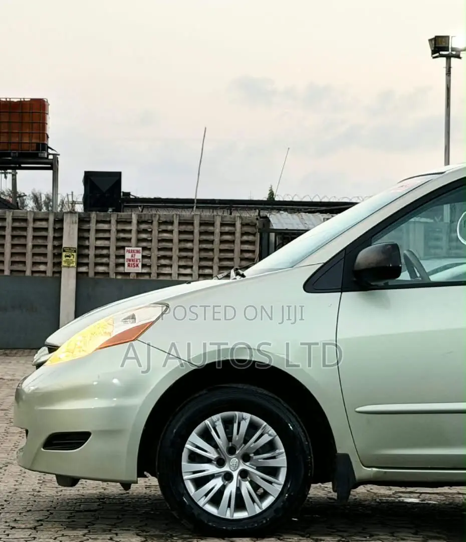 Toyota Sienna CE FWD 2006