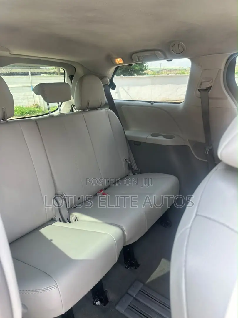 Toyota Sienna XLE 8-Passenger 4dr Minivan (3.5L 6cyl 6A) 2014 Brown