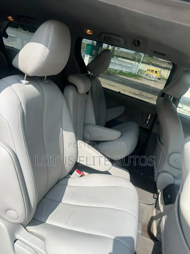 Toyota Sienna XLE 8-Passenger 4dr Minivan (3.5L 6cyl 6A) 2014 Brown