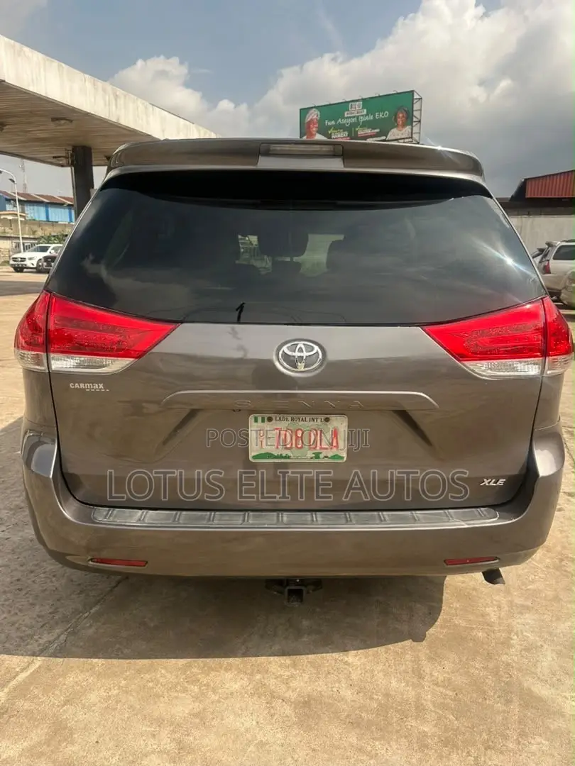 Toyota Sienna XLE 8-Passenger 4dr Minivan (3.5L 6cyl 6A) 2014 Brown