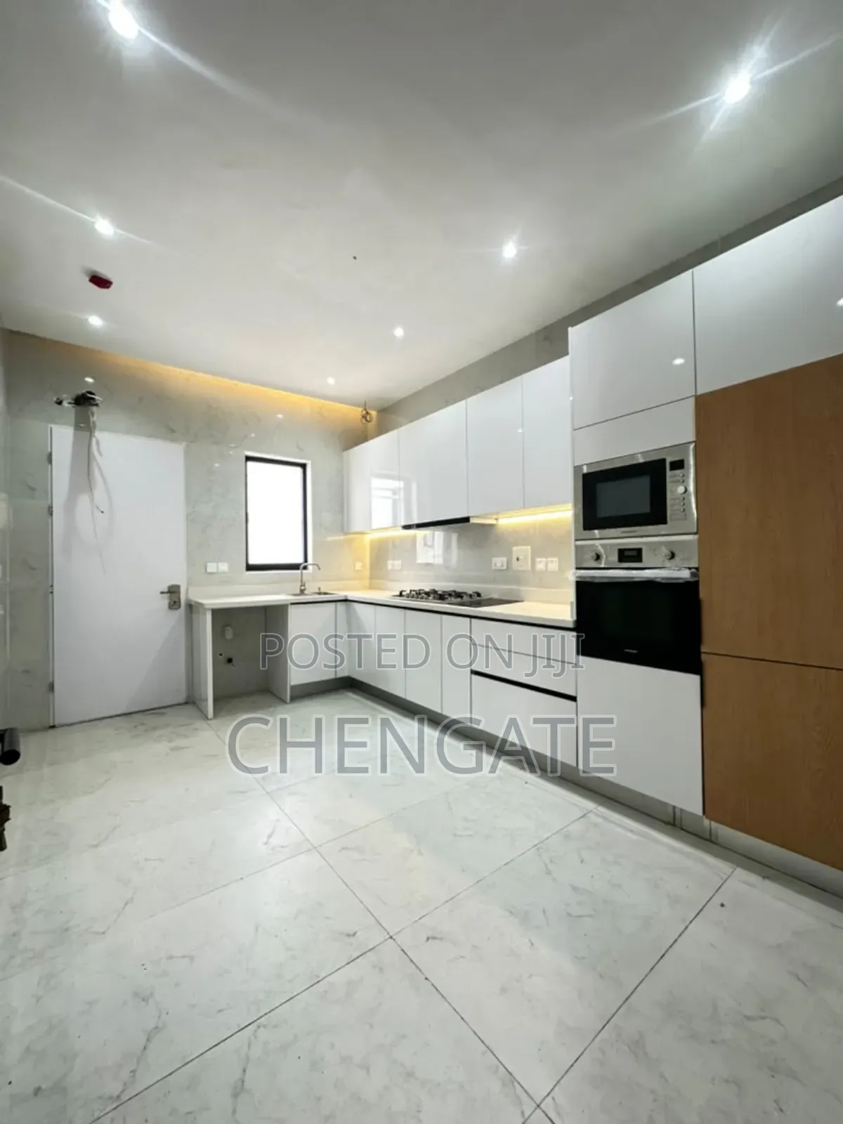 4bdrm Townhouse/Terrace in Chevron for sale