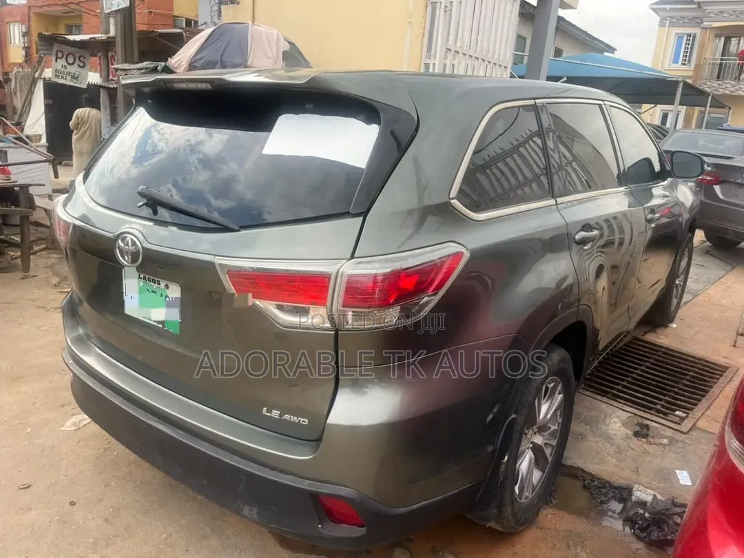Toyota Highlander LE 4dr SUV (3.5L 6cyl 6A) 2015 Green