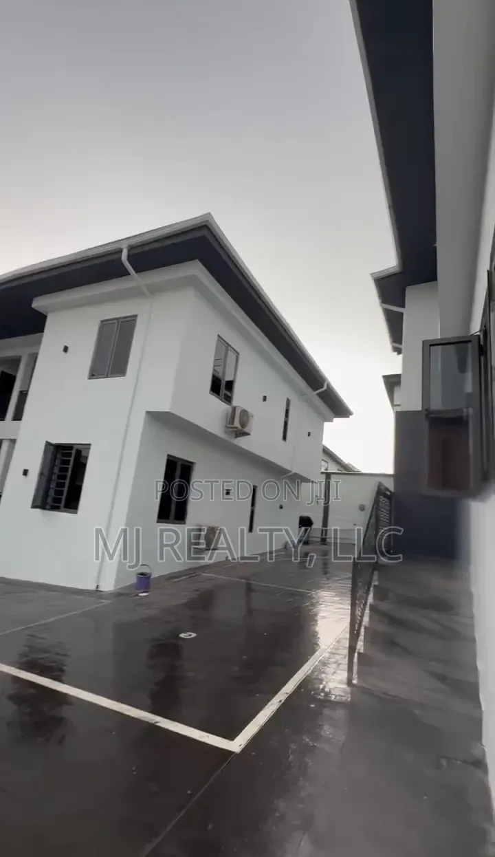 12bdrm Block of Flats in Awuse Estate, Opebi for rent