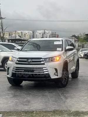 Toyota Highlander XLE 4x4 V6 (3.5L 6cyl 8A) 2017 White