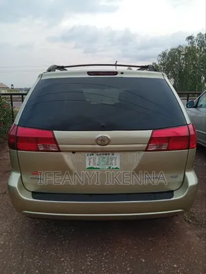 Toyota Sienna XLE FWD (3.3L V6 5A) 2004 Gold