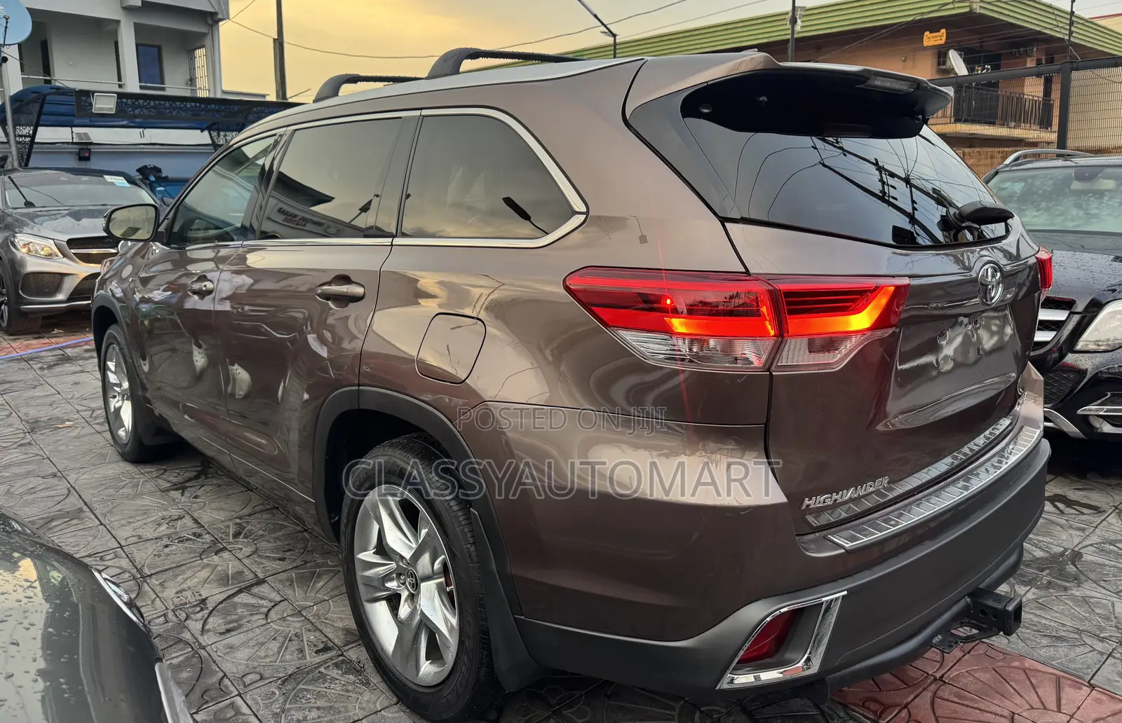 Toyota Highlander XLE 4x4 V6 (3.5L 6cyl 8A) 2018 Brown