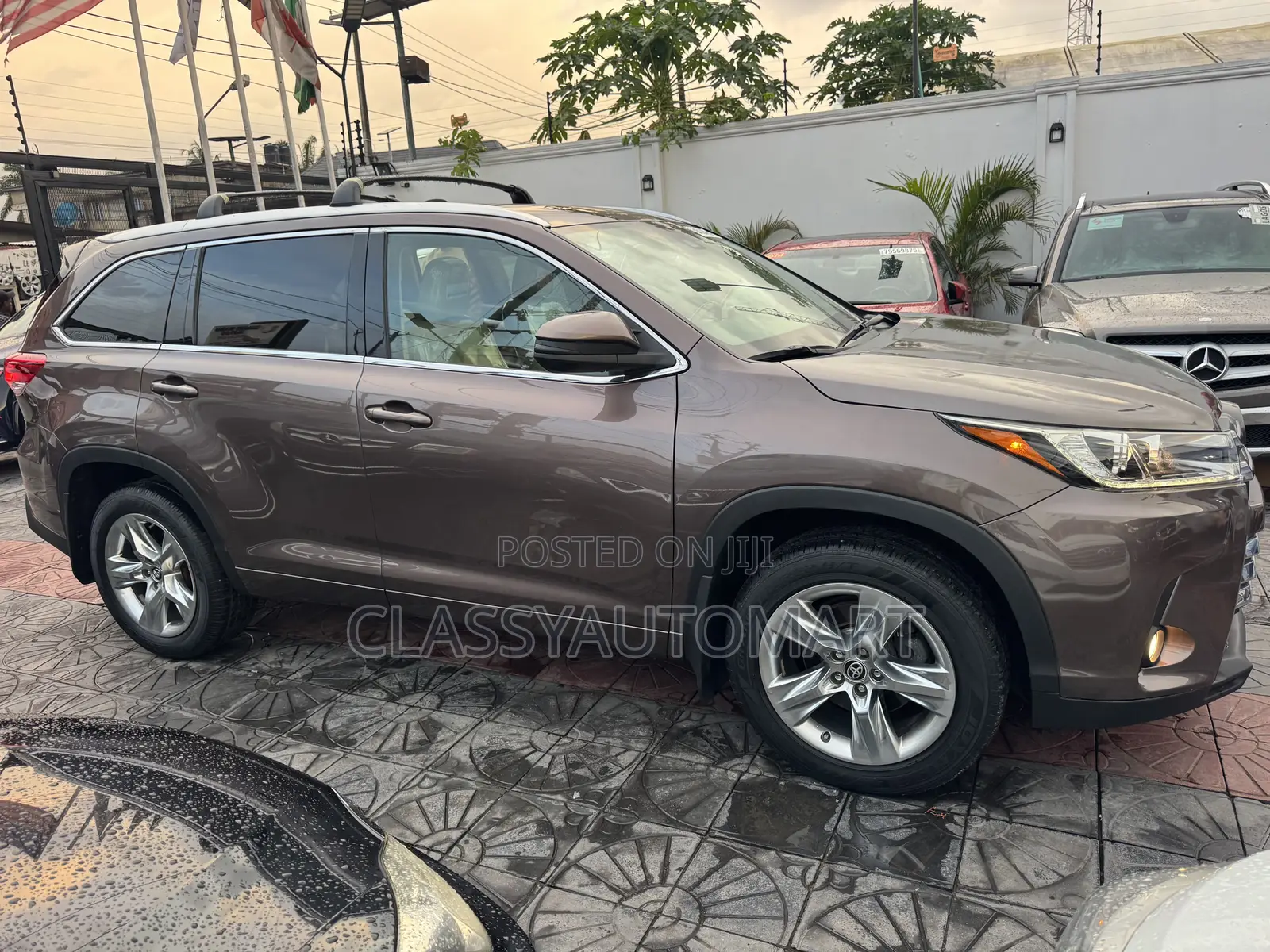 Toyota Highlander XLE 4x4 V6 (3.5L 6cyl 8A) 2018 Brown
